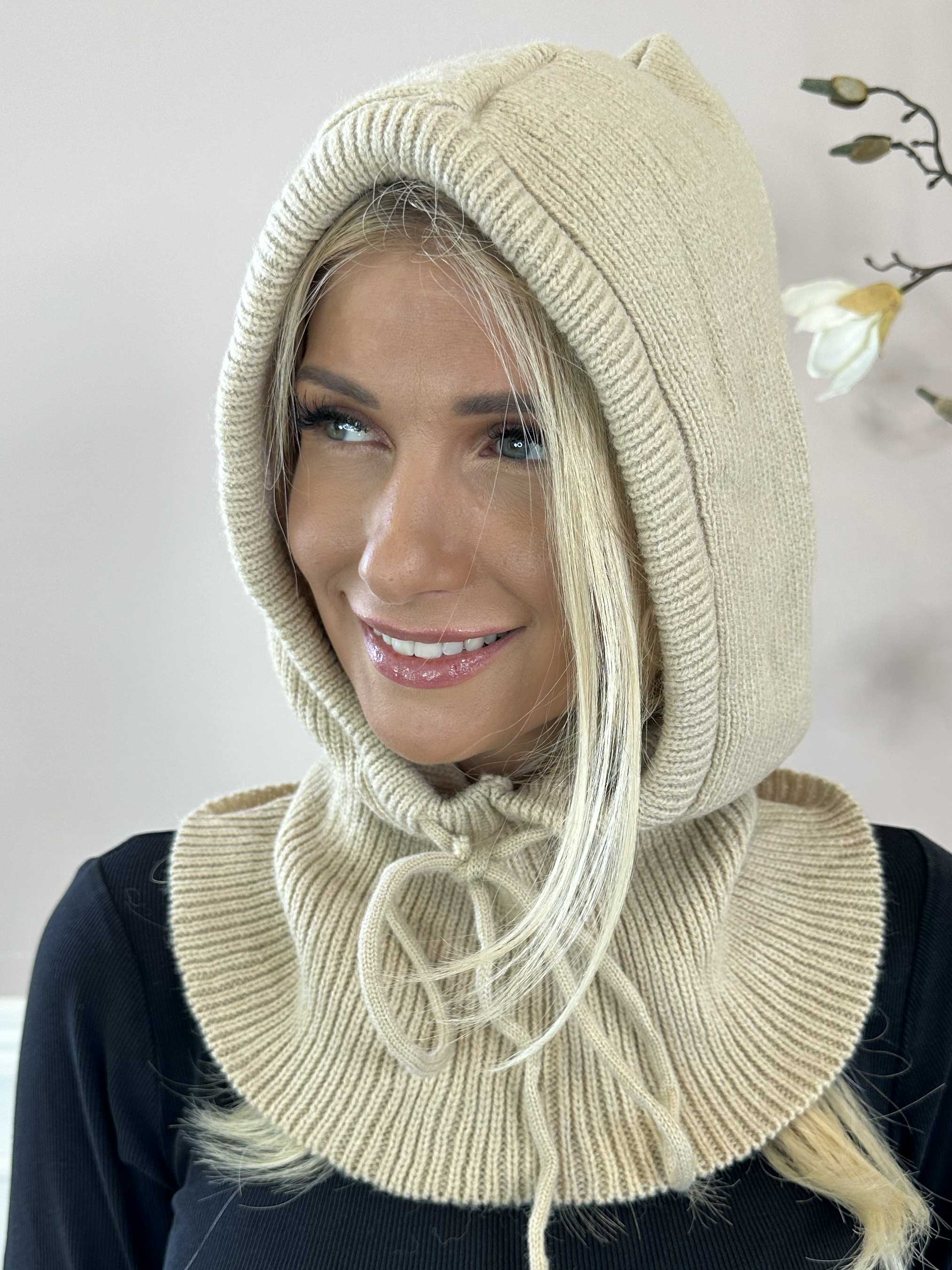 Livia - Strikket hættehue med snøre